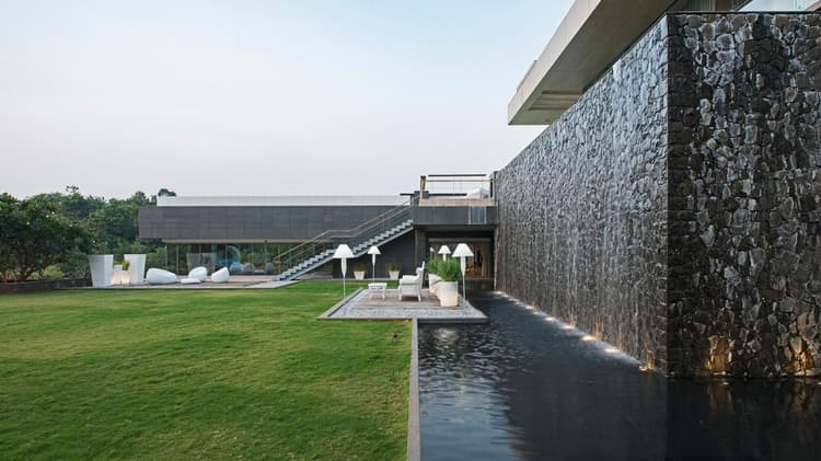 Aurelia - House Under a Pool