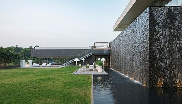 Aurelia - House Under a Pool