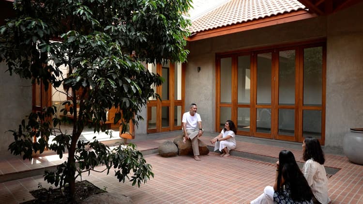 House Around the Two Courtyards