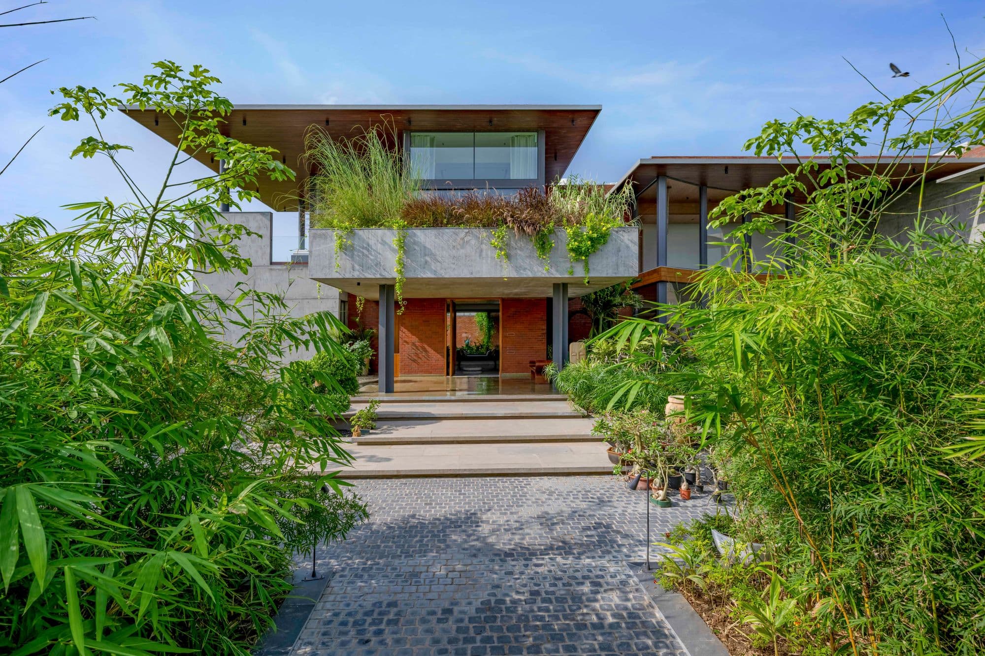 Blooming Romances: A Home that Flirts with Its Surroundings while/and Becoming One with Them