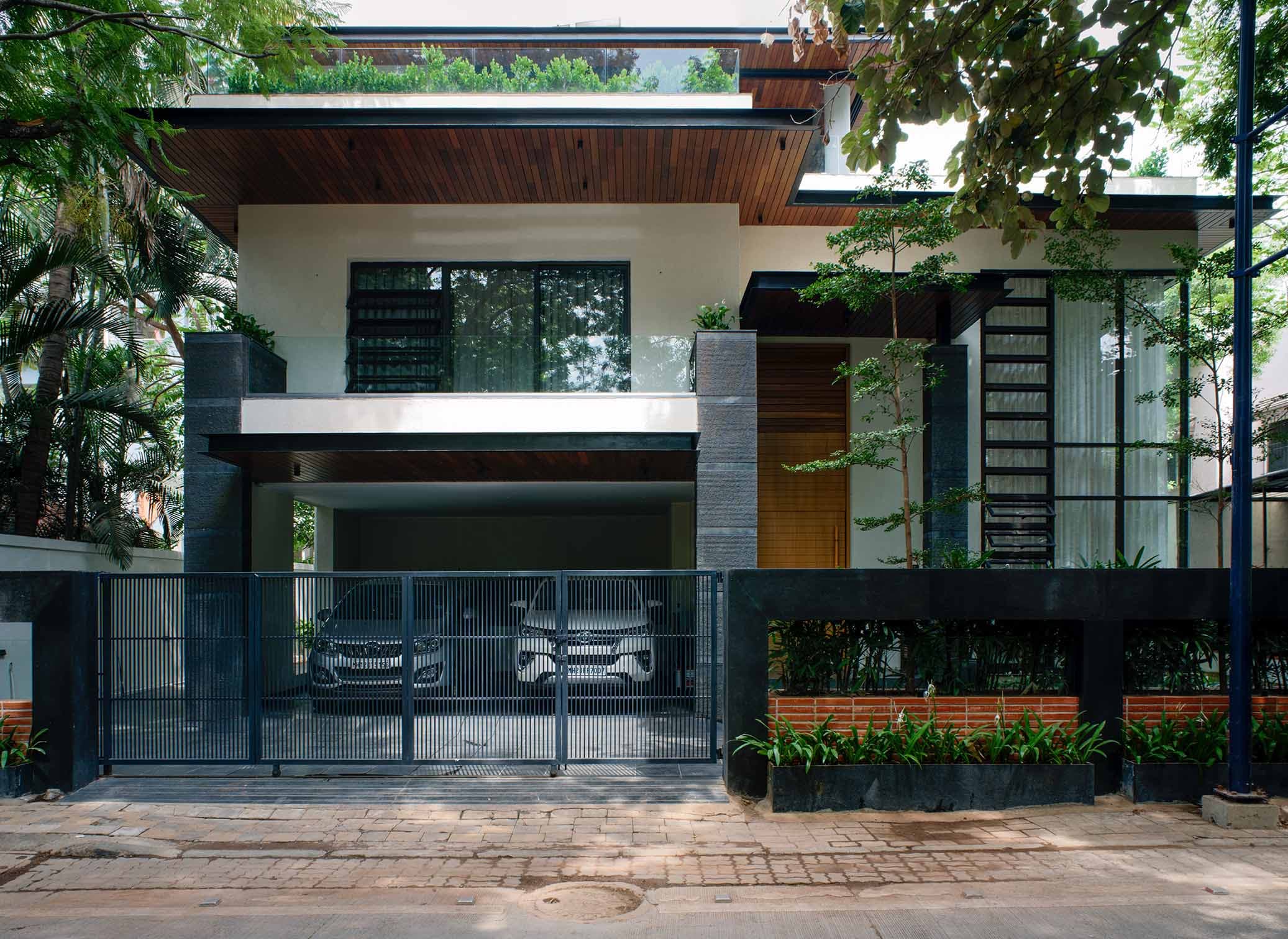 Canopy Chronicles: A Home Balancing Minimalism with the Aid of Volumes