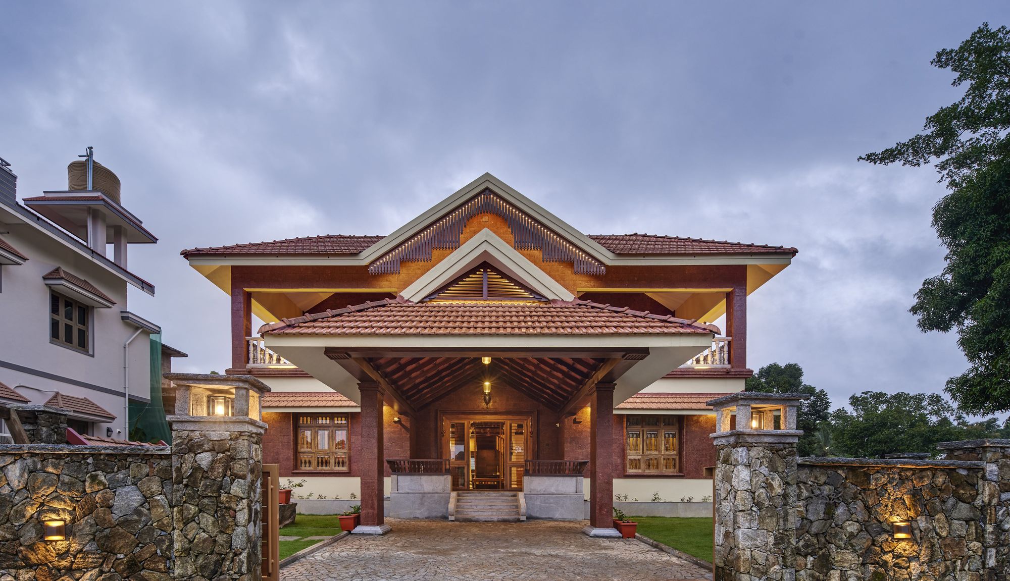 With roots in traditional South Indian Architecture, this Courtyard House in Manipal ties the Old & the New