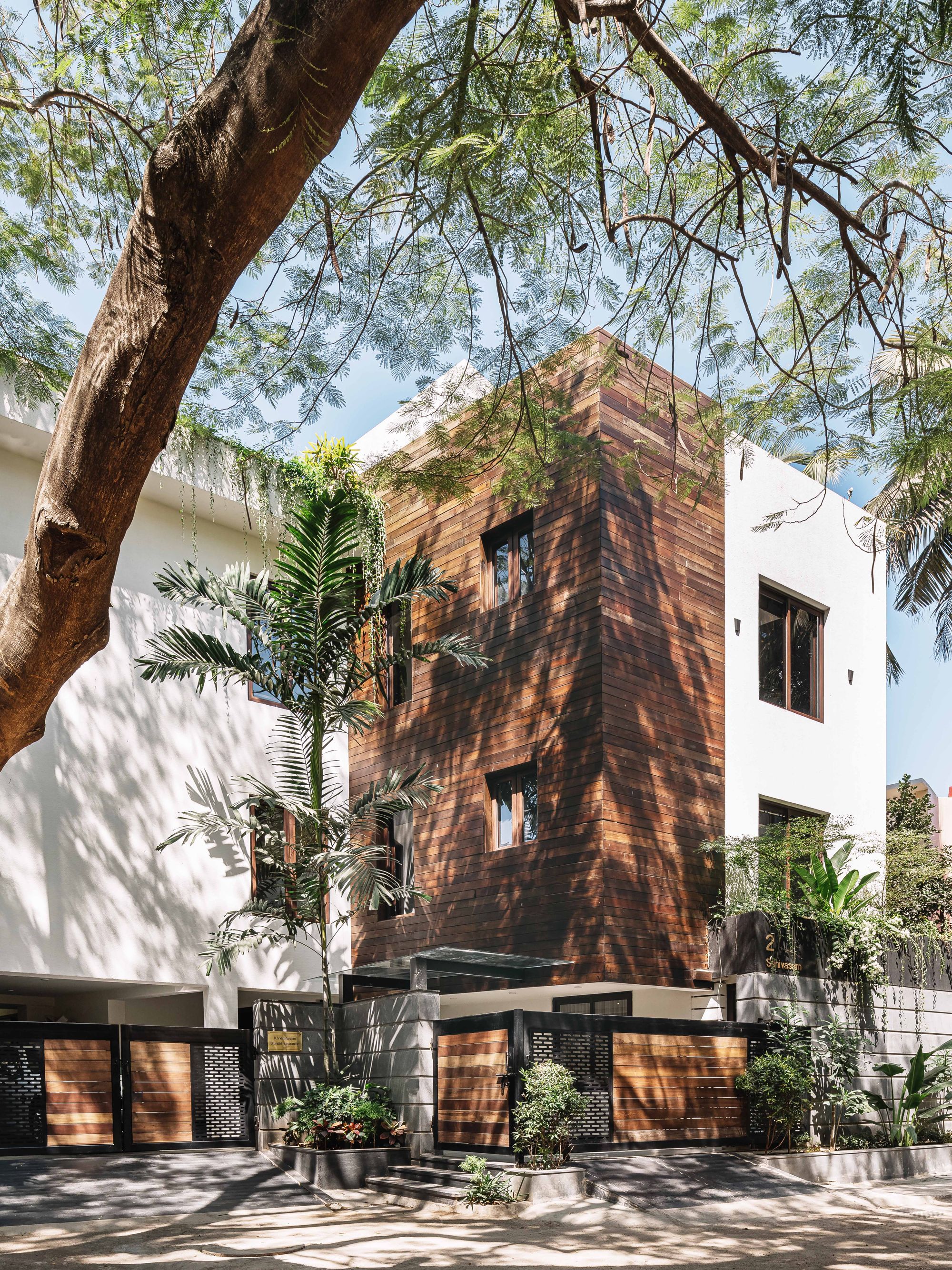 This Home is a Play of Contemporary design and Modernity with its Interiors imitating its Exteriors